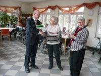 Klaus mit Frau Sttter und Schulze bergabe Liederbcher